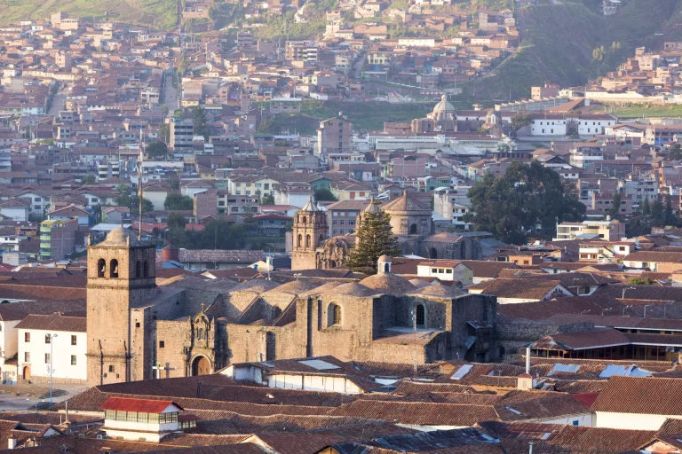 Vista aérea de la Plaza de Armas y la ciudad de Cusco al amanecer, Perú