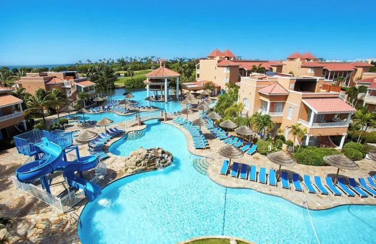 Divi Village Golf & Beach Resort en Aruba: piscina con toboganes del resort