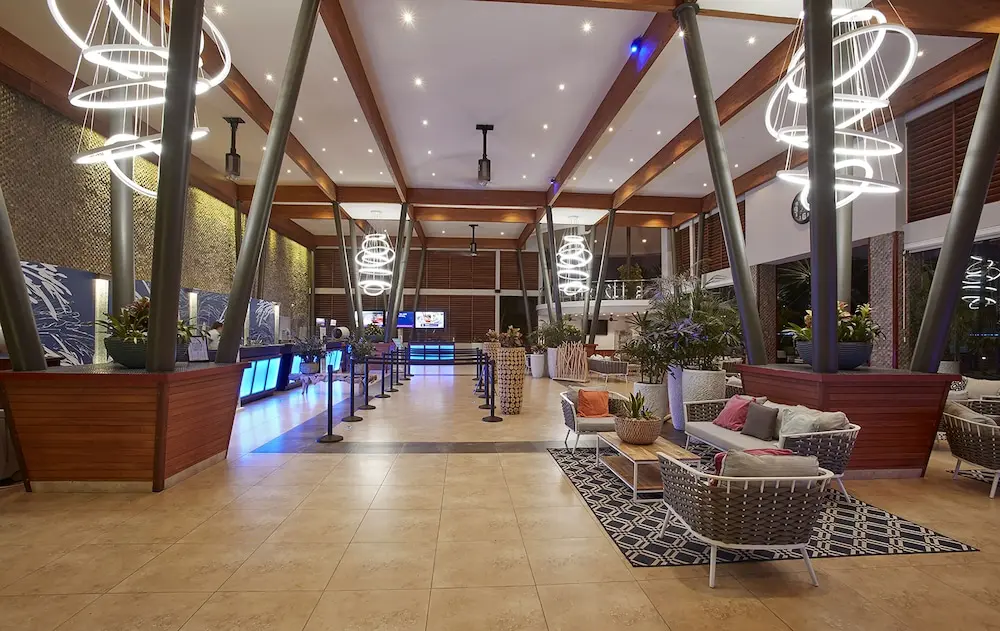 Divi Village Golf & Beach Resort en Aruba: lobby con sala de estar