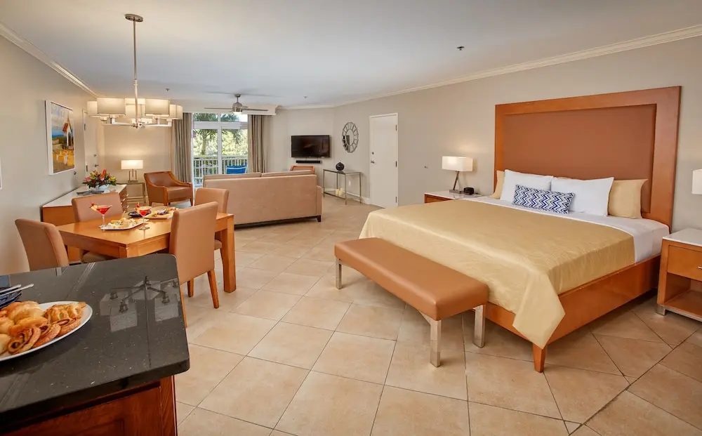 Divi Village Golf & Beach Resort en Aruba: habitación con zona de comedor