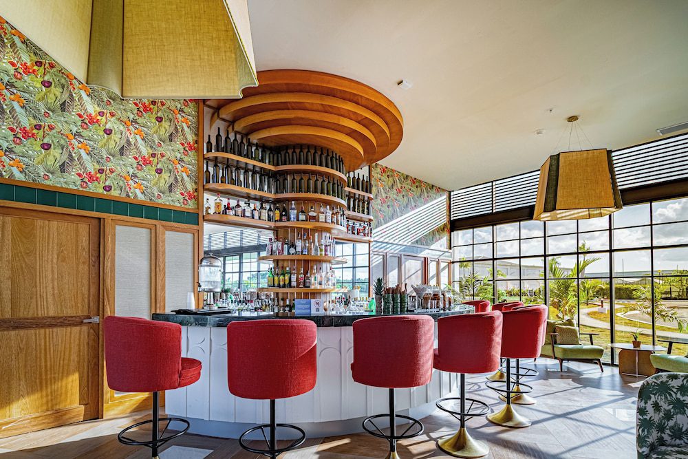 El Beso at Ocean El Faro en Punta Cana: bar en el lobby