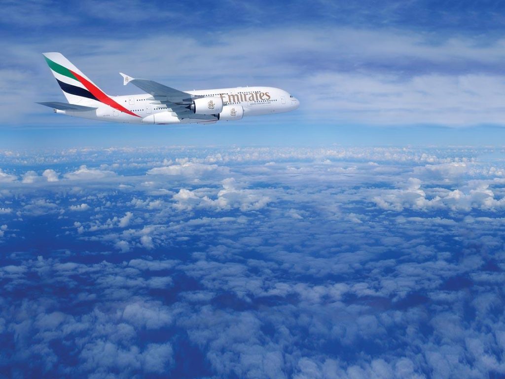 Avión Airbus A380 de Emirates volando entre nubes