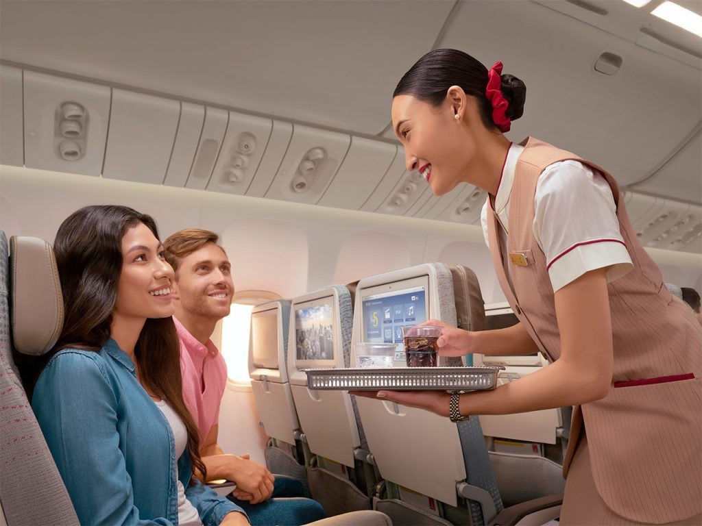 Cabina Economy de Emirates con asientos reclinables y pantallas individuales
