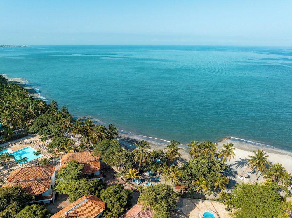Estelar Santamar Hotel & Centro de Convenciones en Santa Marta: vista aérea de la costa y el hotel