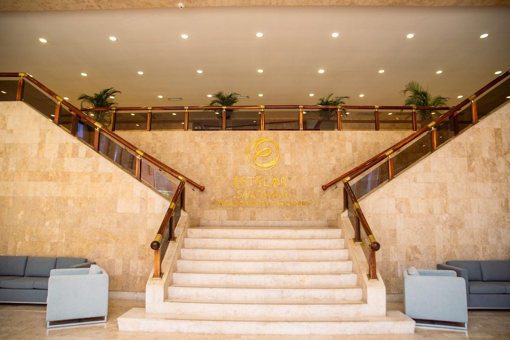 Estelar Santamar Hotel & Centro de Convenciones en Santa Marta: escalera de la recepción