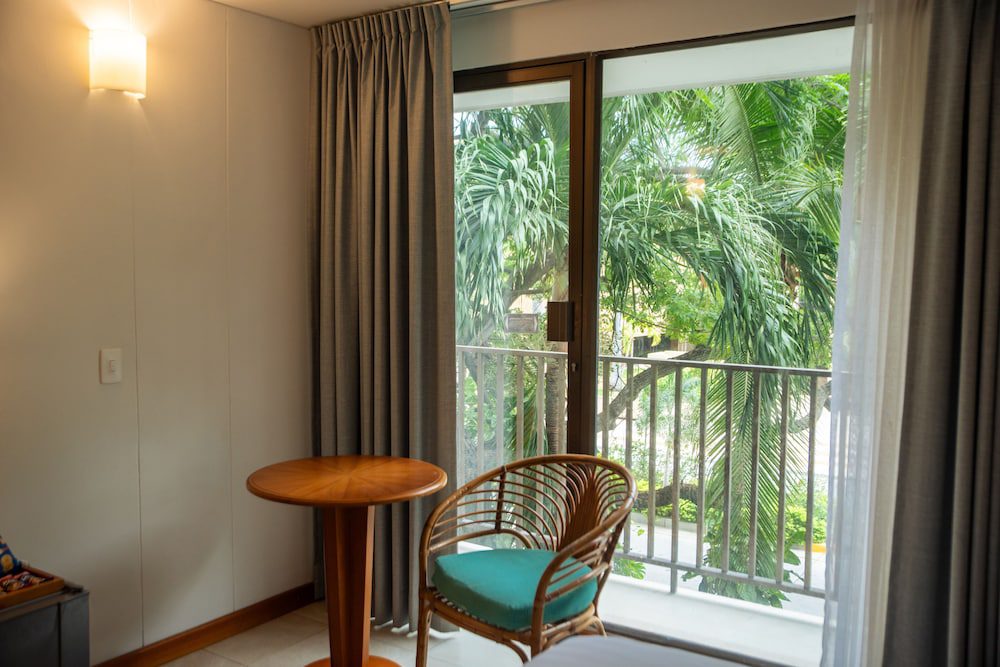 Estelar Santamar Hotel & Centro de Convenciones en Santa Marta: habitación con balcón al jardín