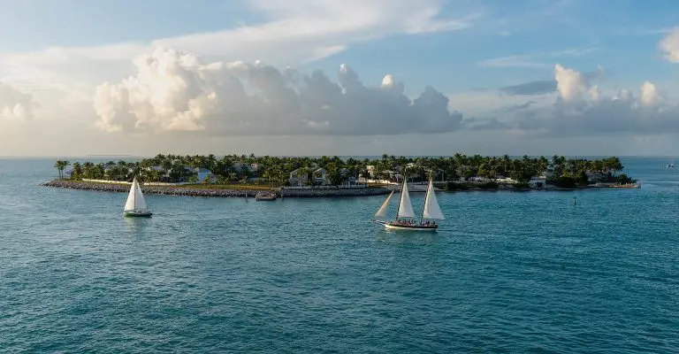Veleros frente a Sunset Key, Florida, Estados Unidos