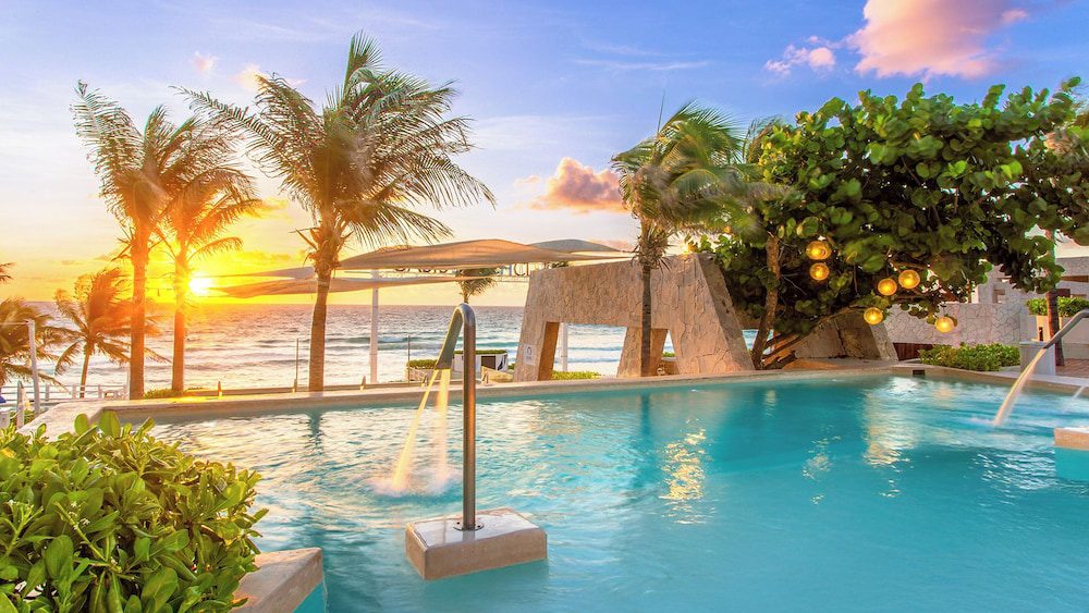 Grand Oasis Cancún: cascada en la piscina