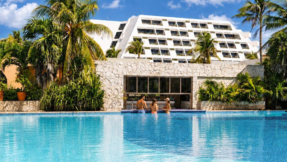 Grand Oasis Cancún: bar en la piscina