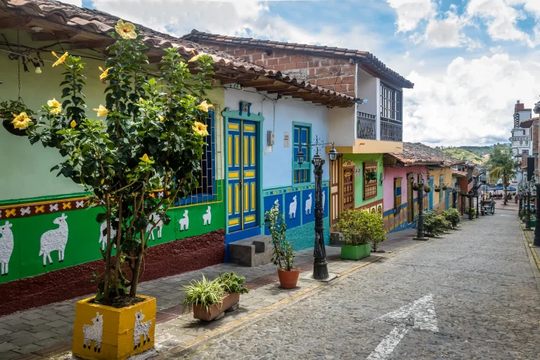 Casas de colores y calle empedrada en Guatapé, Antioquia, Colombia