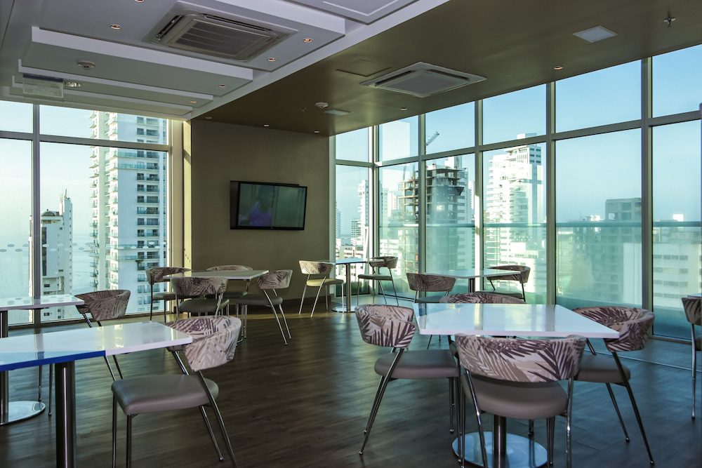 Hampton by Hilton Cartagena: sala de estar en el lobby