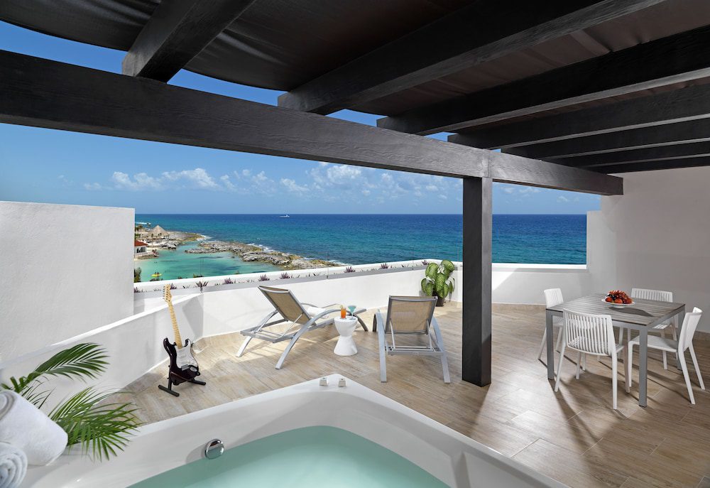 Hard Rock Hotel Riviera Maya en Puerto Aventuras: terraza o patio