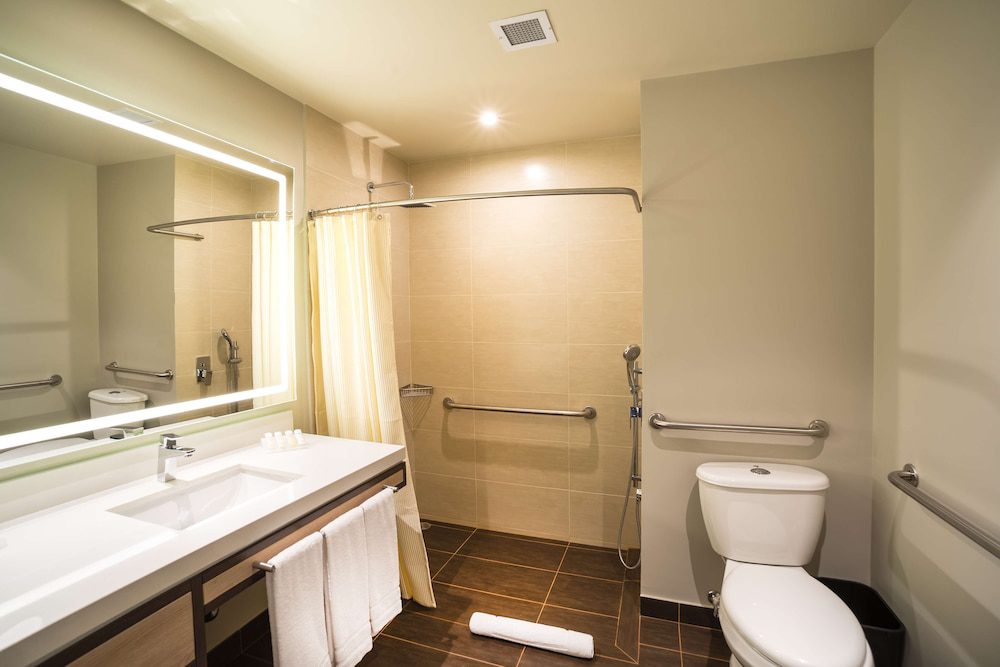 Hilton Garden Inn Bogotá Airport: ducha en el baño