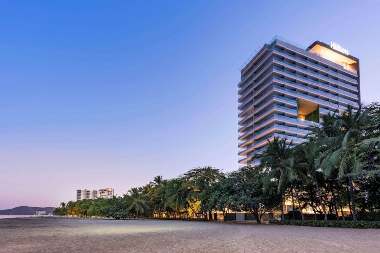Hilton Santa Marta en Santa Marta: torre del hotel frente a la playa