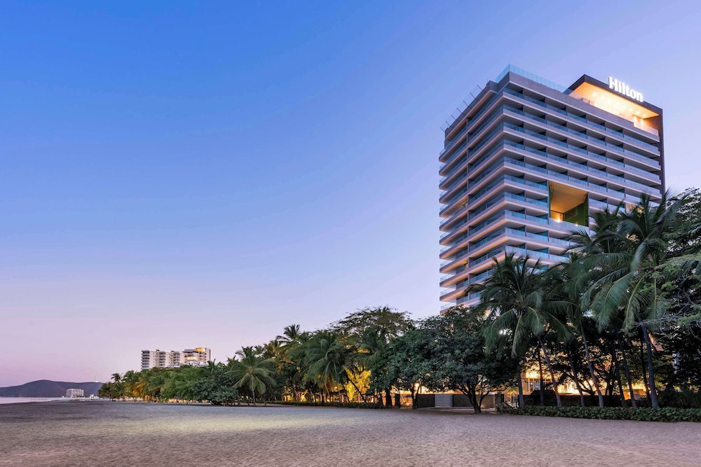 Hilton Santa Marta en Santa Marta: torre del hotel frente a la playa