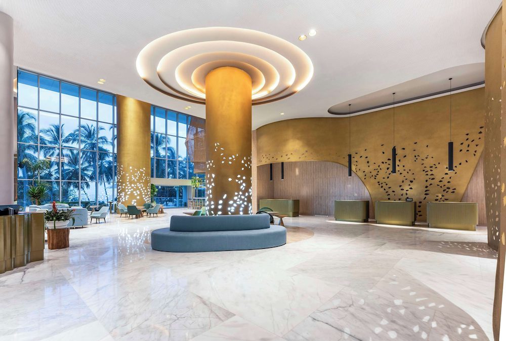 Hilton Santa Marta en Santa Marta: lobby con ventanales