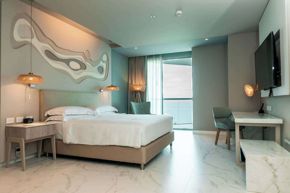 Hilton Santa Marta en Santa Marta: habitación con escritorio y vista