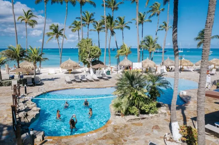 Holiday Inn Resort Aruba en Aruba: piscina frente a la playa