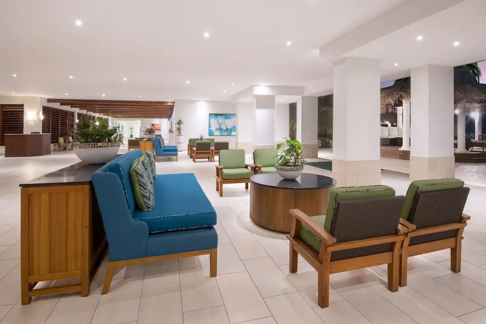 Holiday Inn Resort Aruba en Aruba: bar y sala de estar del lobby