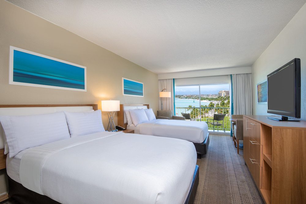 Holiday Inn Resort Aruba en Aruba: habitación con balcón y vista al mar