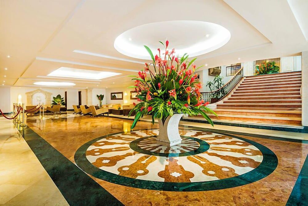 Hotel Almirante Cartagena en Cartagena: lobby con escalera y flores