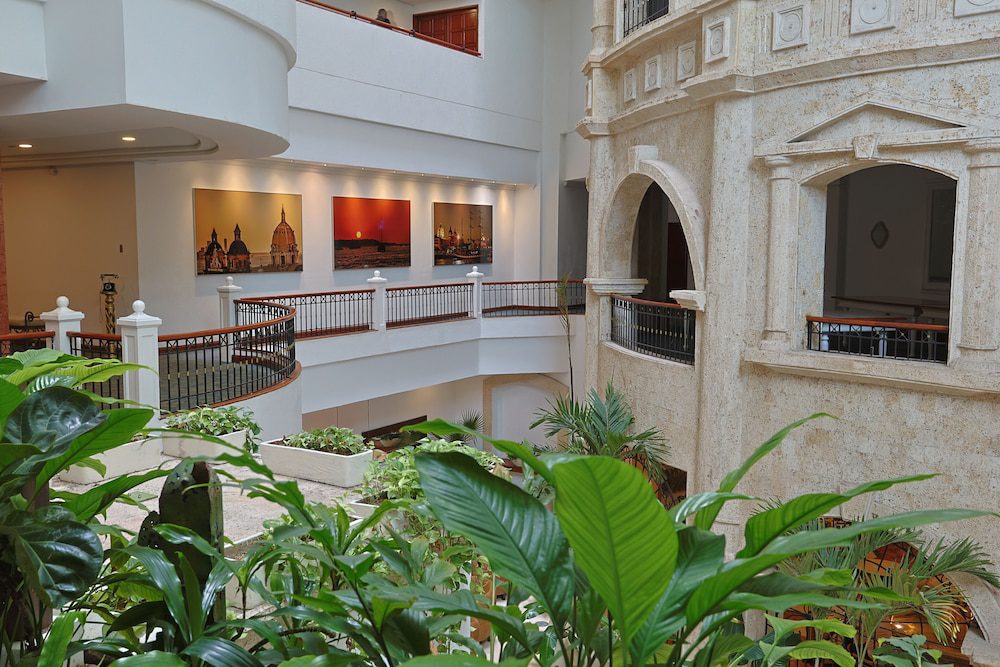Hotel Almirante Cartagena en Cartagena: patio interior con plantas