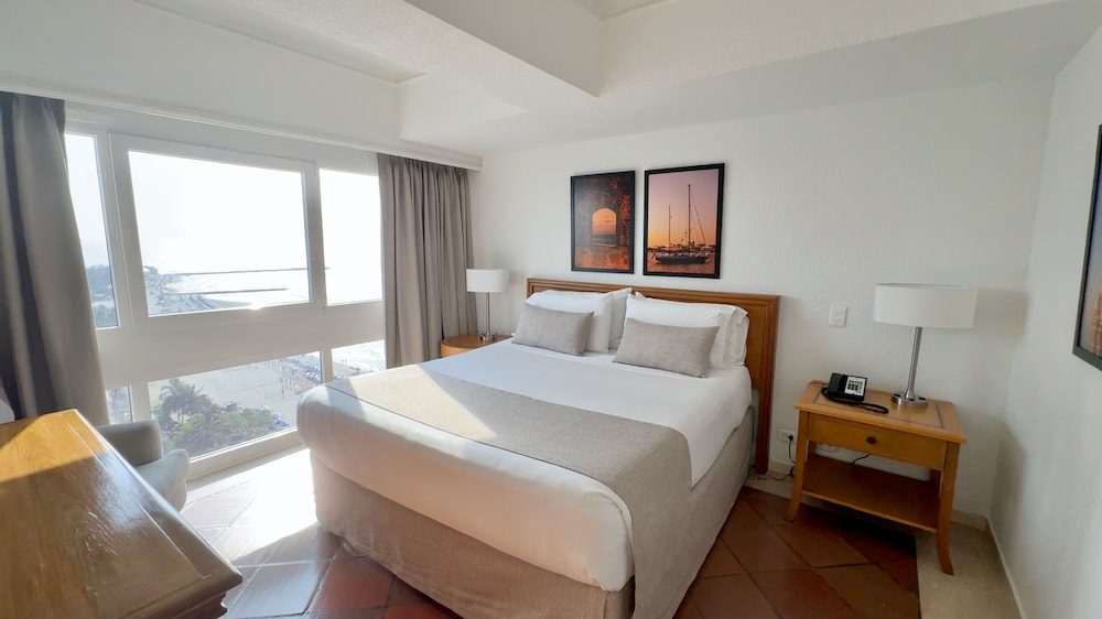Hotel Almirante Cartagena en Cartagena: habitación con ventanal