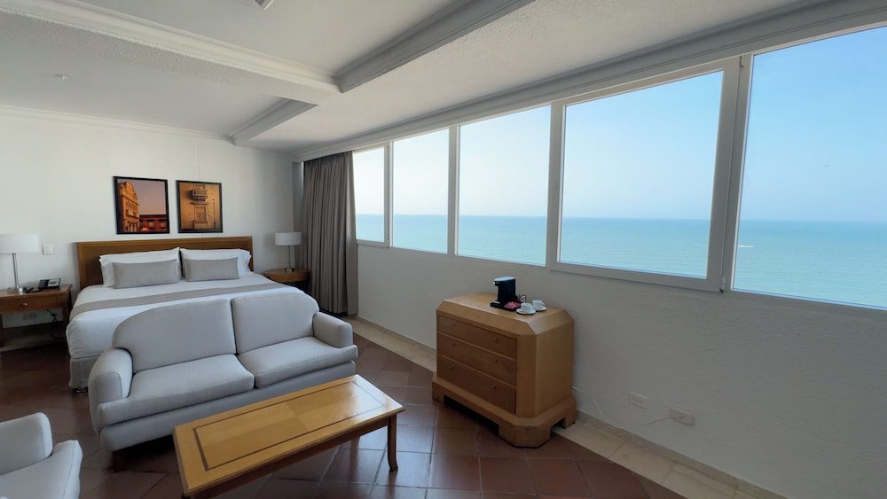 Hotel Almirante Cartagena en Cartagena: habitación con sala y vista al mar