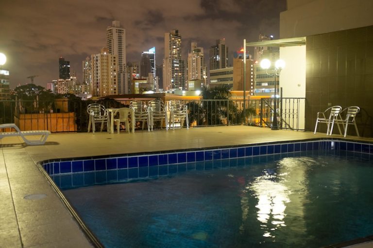 Hotel Latino en Panamá: piscina con vista nocturna a la ciudad
