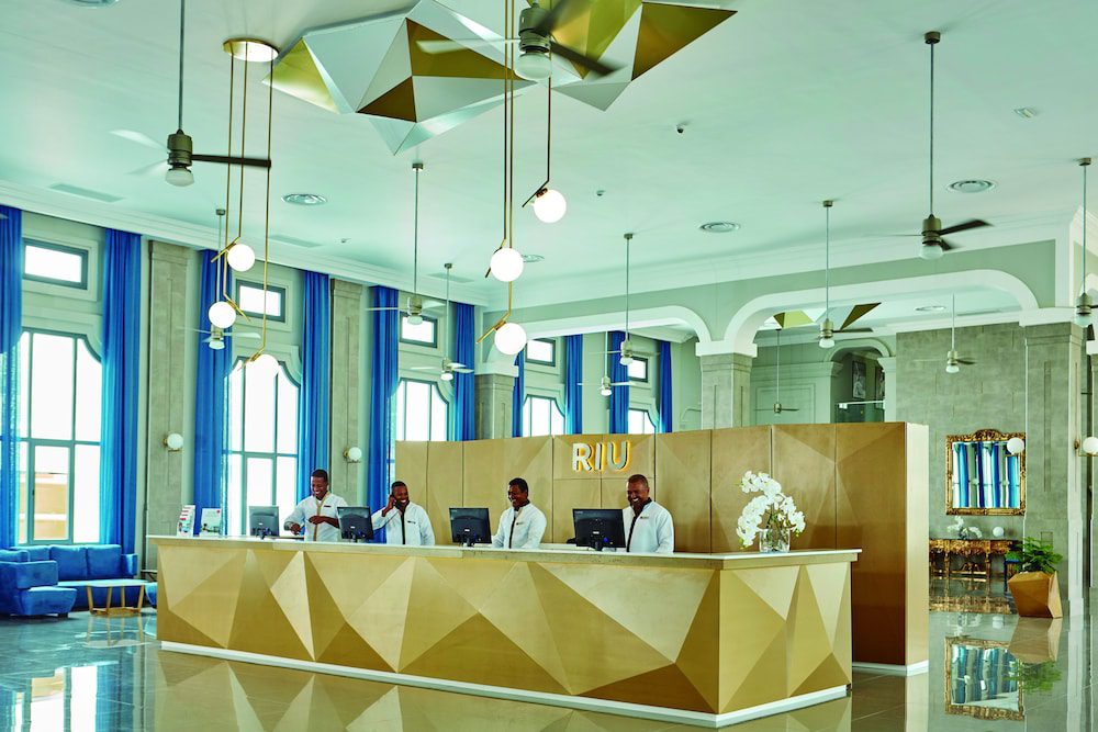 Hotel Riu Palace Punta Cana: mostrador para check-in y check-out