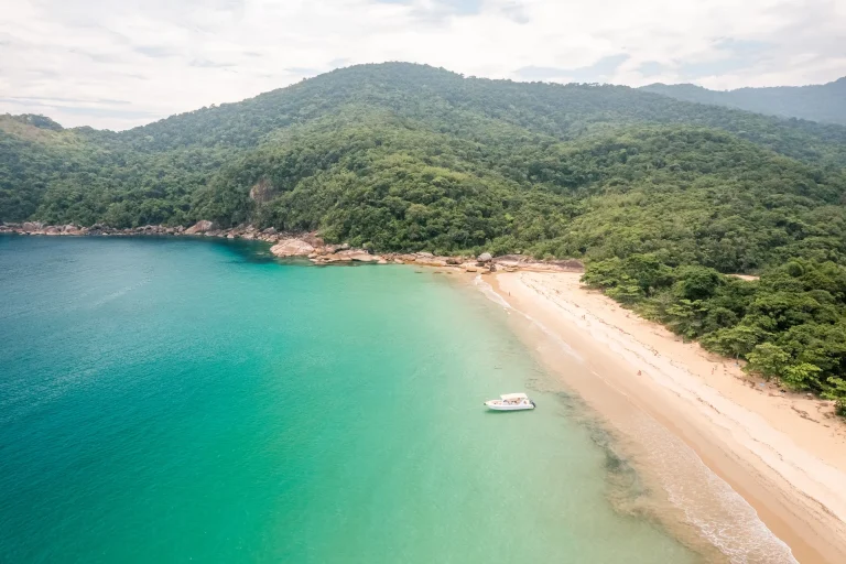 Playa de aguas turquesa rodeada de selva en Ilha Grande, Brasil