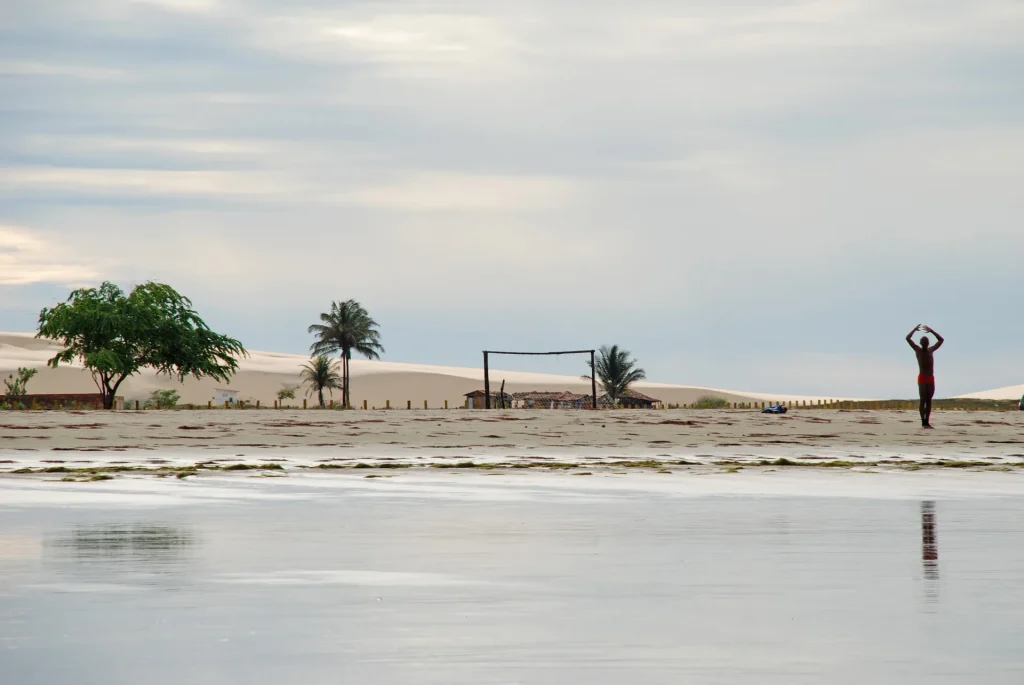 Playa de Jericoacoara con palmeras y aguas tranquilas, Brasil