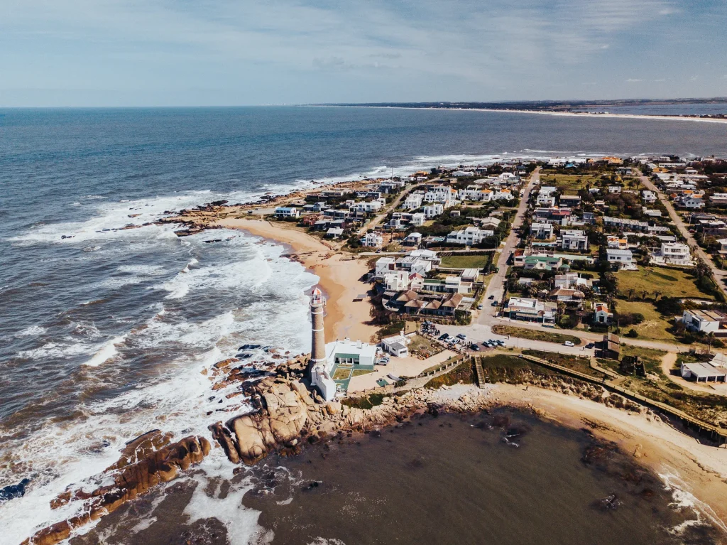 Vista aérea del faro de José Ignacio junto al mar, Maldonado, Uruguay