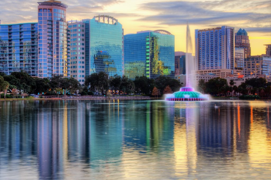 Skyline de Orlando, Florida, reflejado en el lago Eola