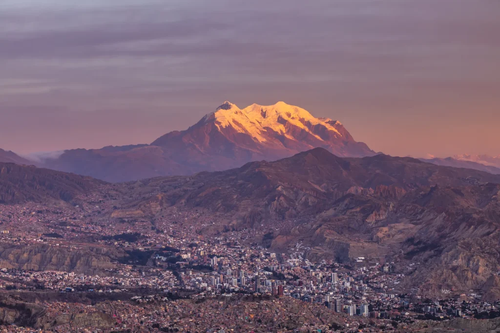 Panorámica de La Paz con el nevado Illimani al fondo, Bolivia
