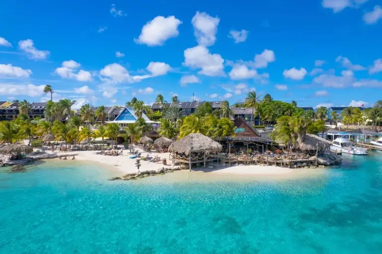 LionsDive Beach Resort en Curazao: vista aérea de la playa y el muelle