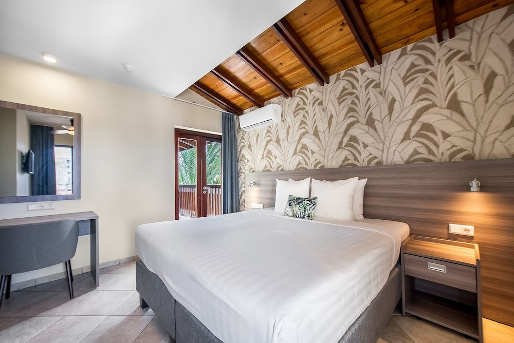 LionsDive Beach Resort en Curazao: habitación con balcón