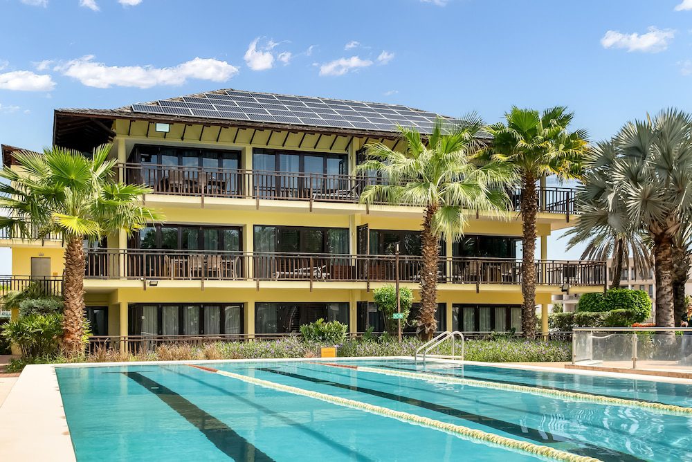 LionsDive Beach Resort en Curazao: edificio del hotel y piscina