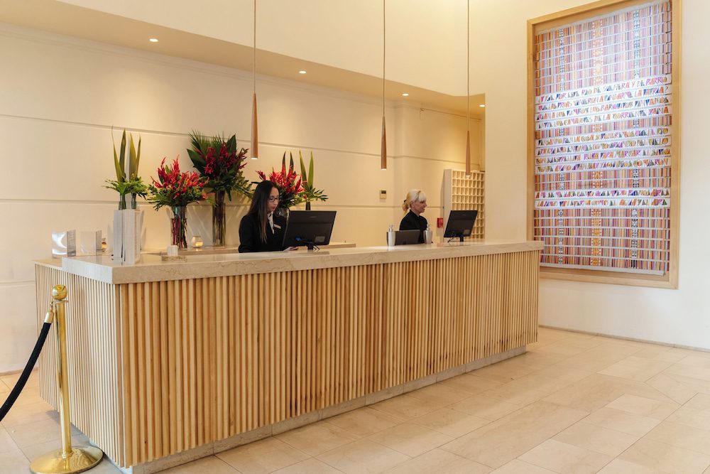 Loi Suites Recoleta Hotel en Buenos Aires: recepción con mostrador de madera