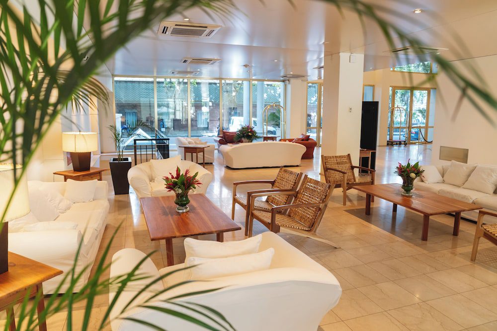 Loi Suites Recoleta Hotel en Buenos Aires: zona de estar con jardín interior