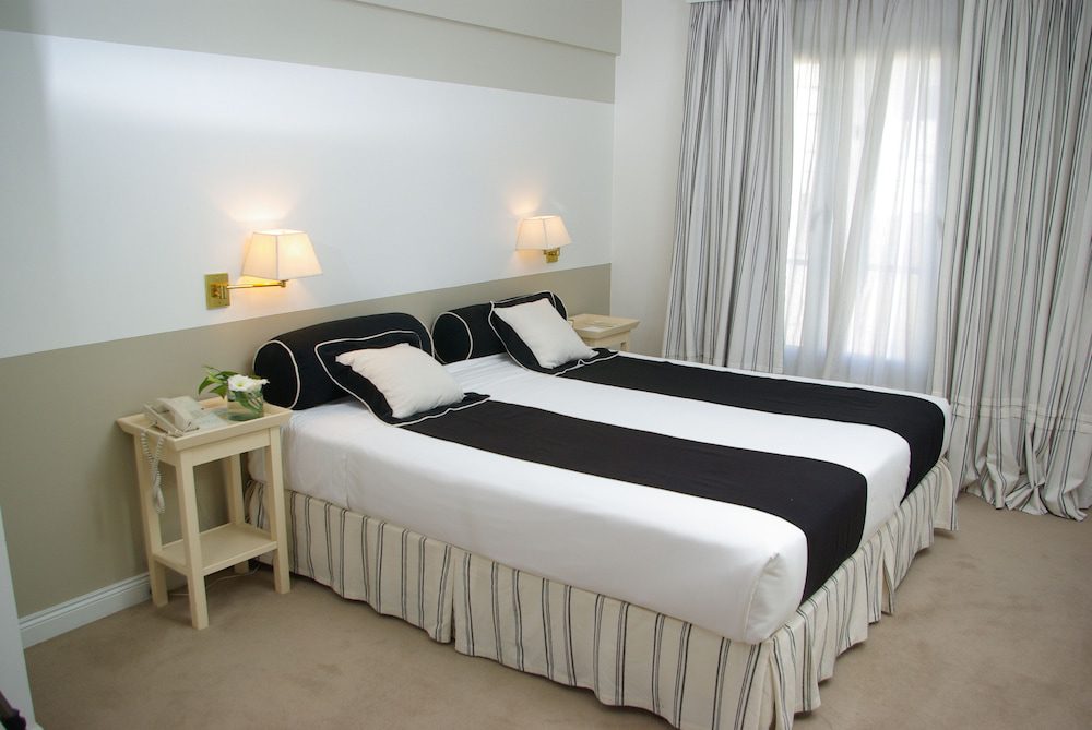 Loi Suites Recoleta Hotel en Buenos Aires: habitación con dos camas