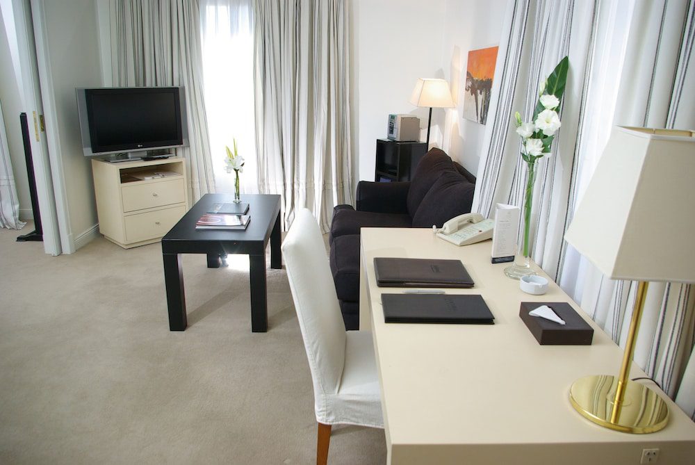 Loi Suites Recoleta Hotel en Buenos Aires: habitación con sala y escritorio