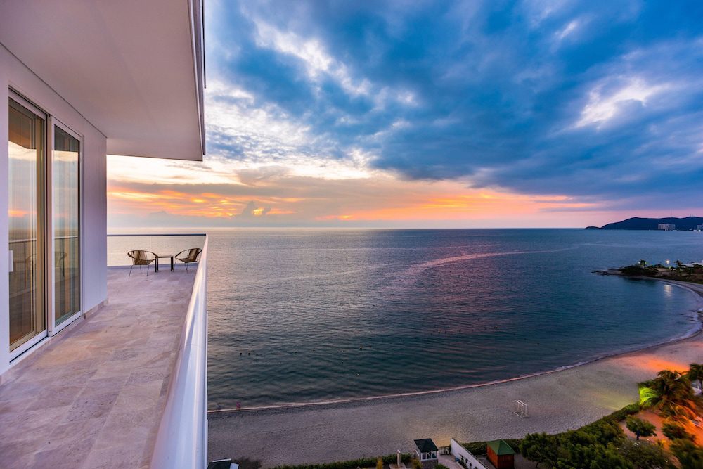 Santa Marta Marriott Resort Playa Dormida en Santa Marta: vista del atardecer desde el balcón