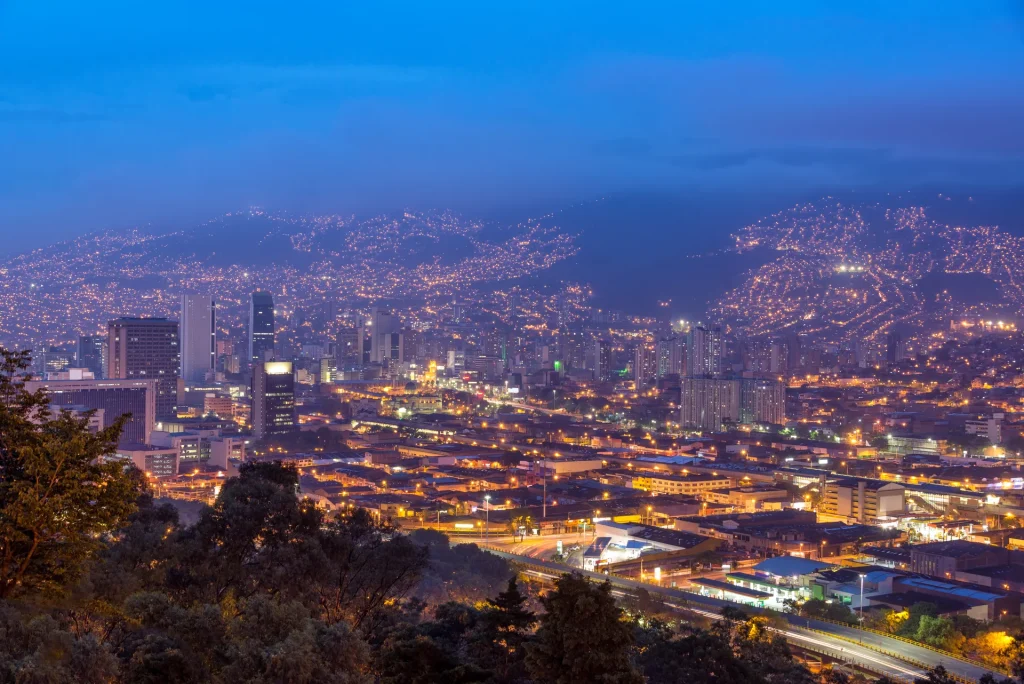 Paisaje urbano de Medellín y sus montañas al anochecer, Colombia