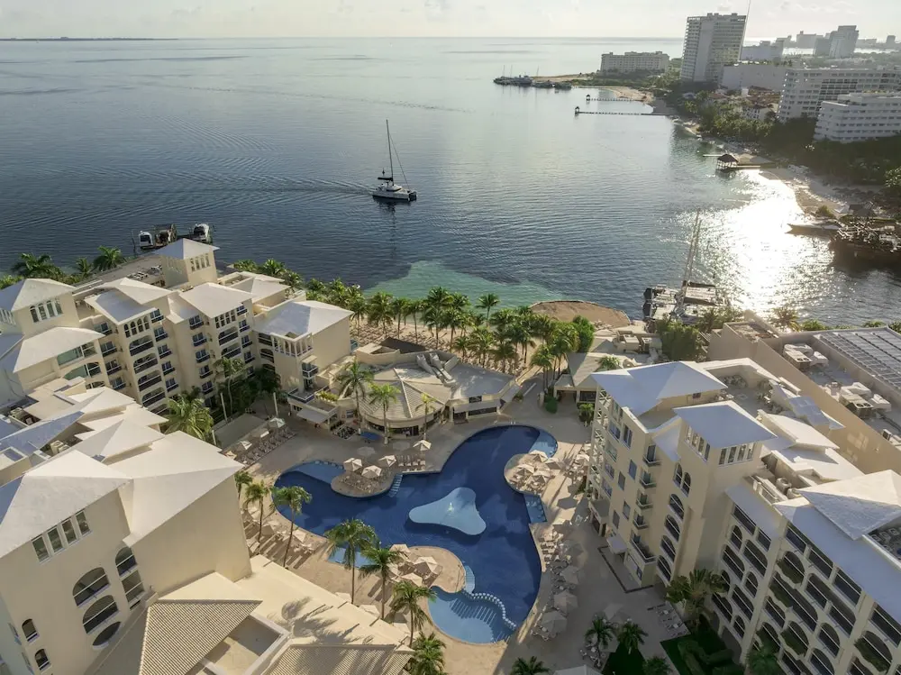 Occidental Costa Cancún en Cancún: vista aérea del hotel y la bahía