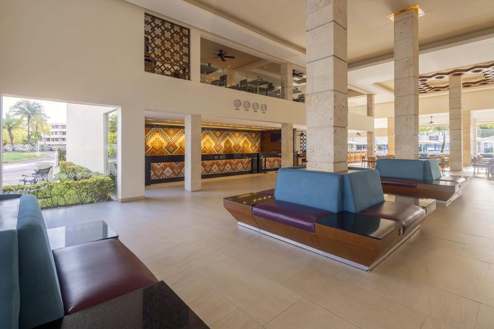 Occidental Costa Cancún en Cancún: lobby con sillones