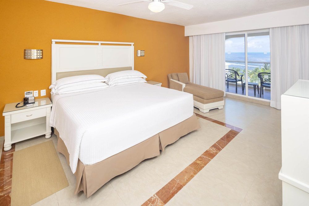 Occidental Costa Cancún en Cancún: habitación con balcón y vista al agua
