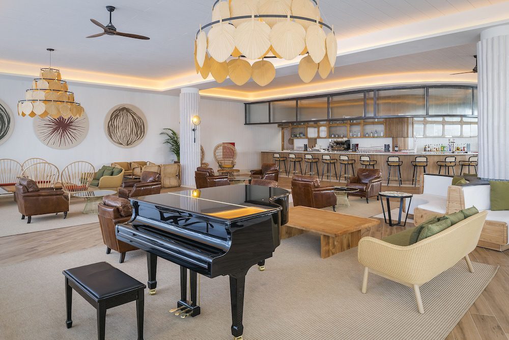 Ocean Coral Spring en Falmouth: bar en el lobby