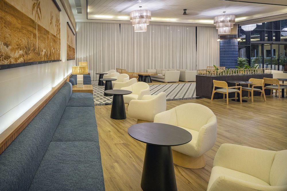 Ocean Eden Bay en Falmouth: bar en el lobby
