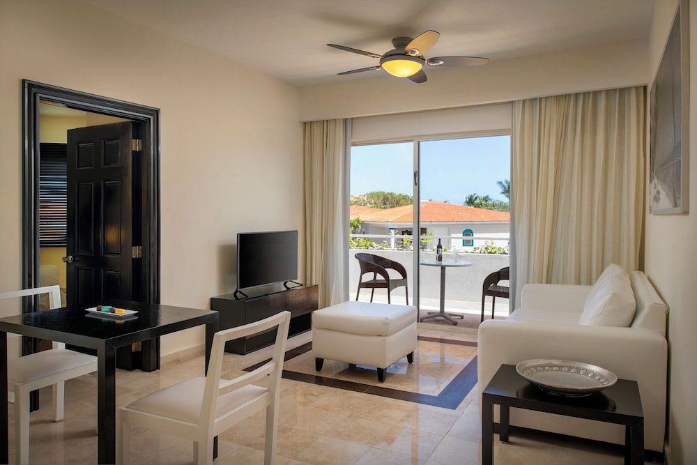 Ocean Maya Royale en Playa del Carmen: área de sala de estar